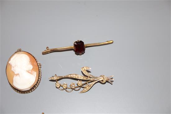 Six assorted brooches